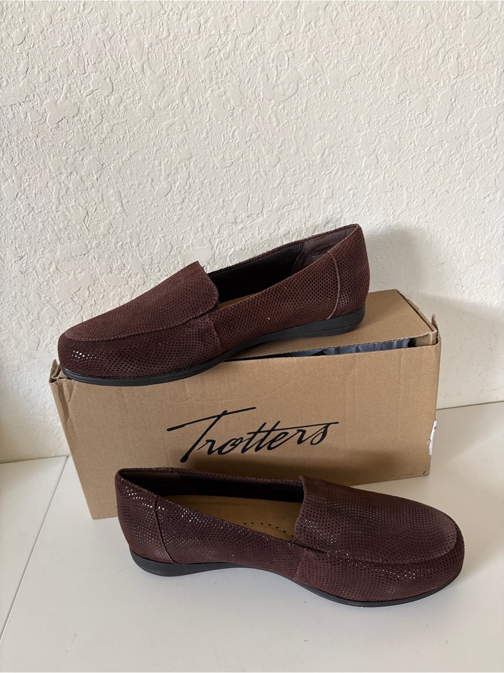 NIB Trotters Dark Brown With Mini Dots Leather Loafers Deanna SZ 7 Woman’s Wide